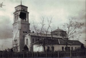 1956-ban találat érte a templom harangtornyát (forrás: Novák Veronika: Otthonunk az Isten háza: a Rákospalota MÁV-telepi Jézus Szíve templom első 75 éve / Rákospalotai Múzeum)