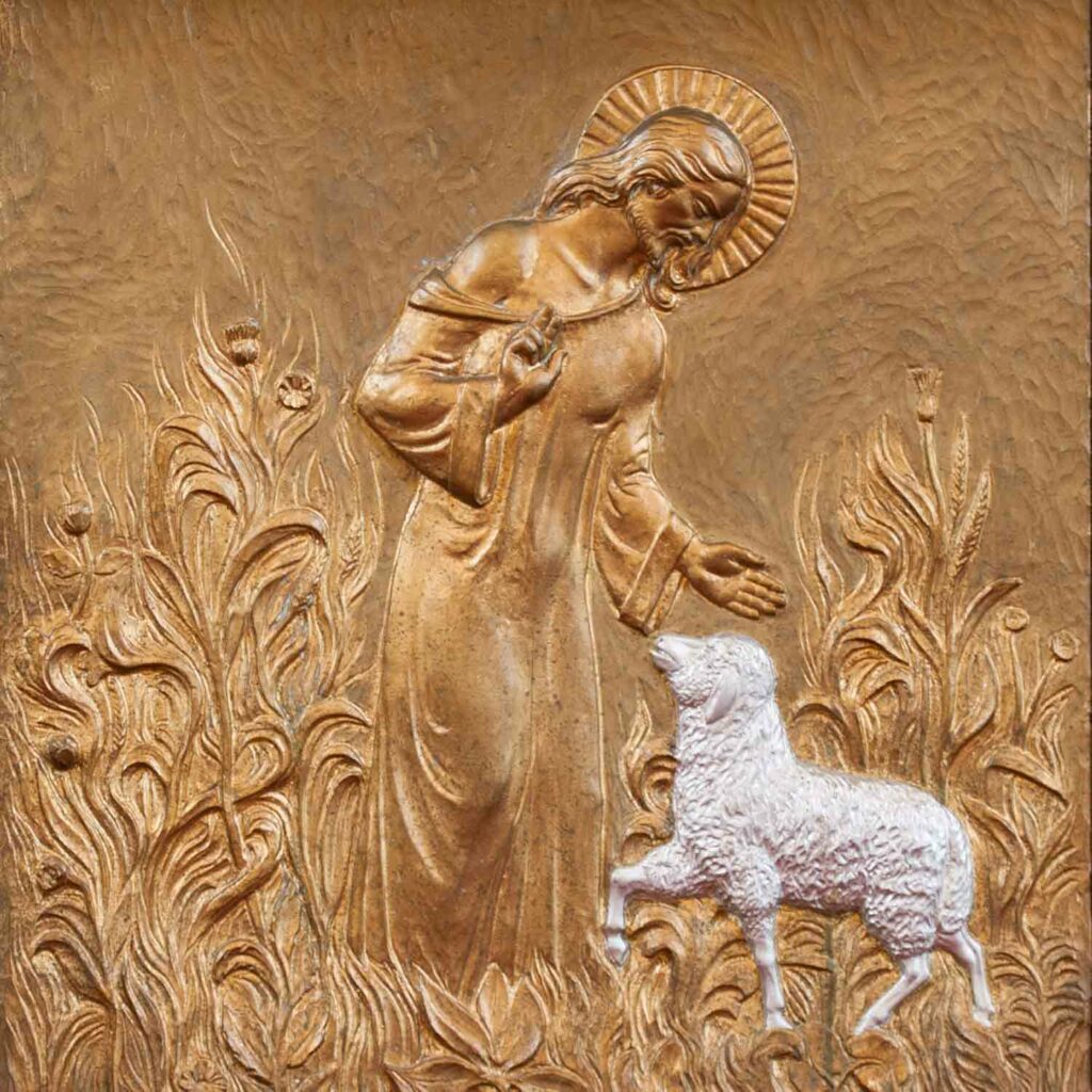 A szembemiséző oltár Jó Pásztor domborműve, Máriahegyi János alkotása. (Fotó: Kereszturi Levente)