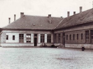 Archív képen a régi iskolaépület a belső udvarról nézve (forrás: Rákospalotai Múzeum)
