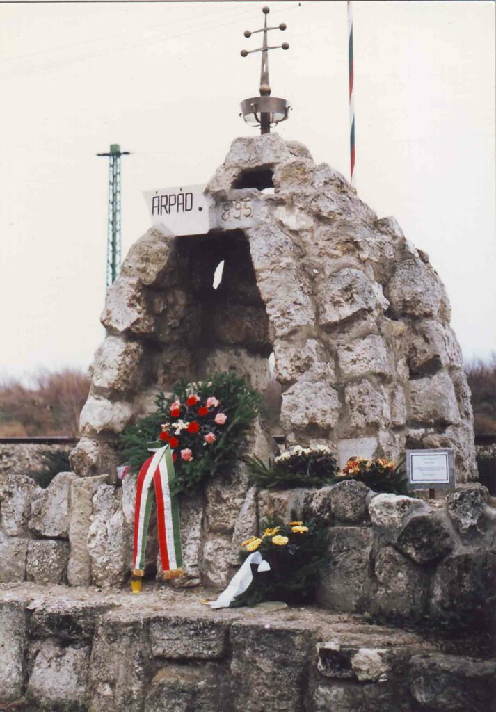 Árpád-emlékmű egy feltehetőleg 1998-as felvételen. A képen látható koszorún ez olvasható: "Búcsúzunk Makay Józseftől" (forrás: Rákospalotai Múzeum archívuma)