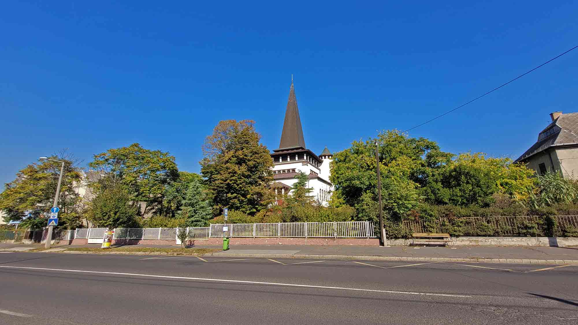 A templom a Széchenyi út felől (fotó: Kereszturi Levente)